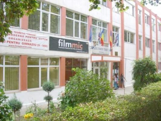 Elevii Liceului Traian descoperă metode moderne în artele vizuale